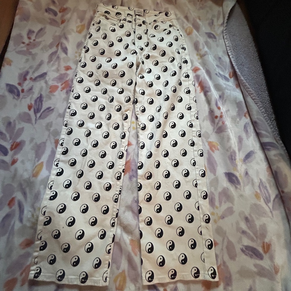 Rue21 White Pants with Black Yin Yang Print Trim